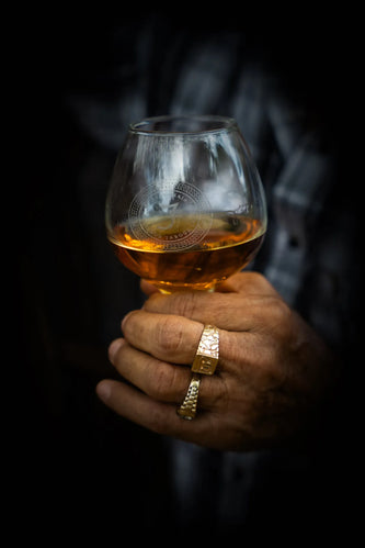 Copa de Ron 1916 en mano